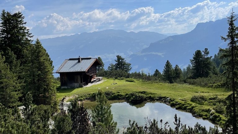 Hütte an kleinem See in Tirol